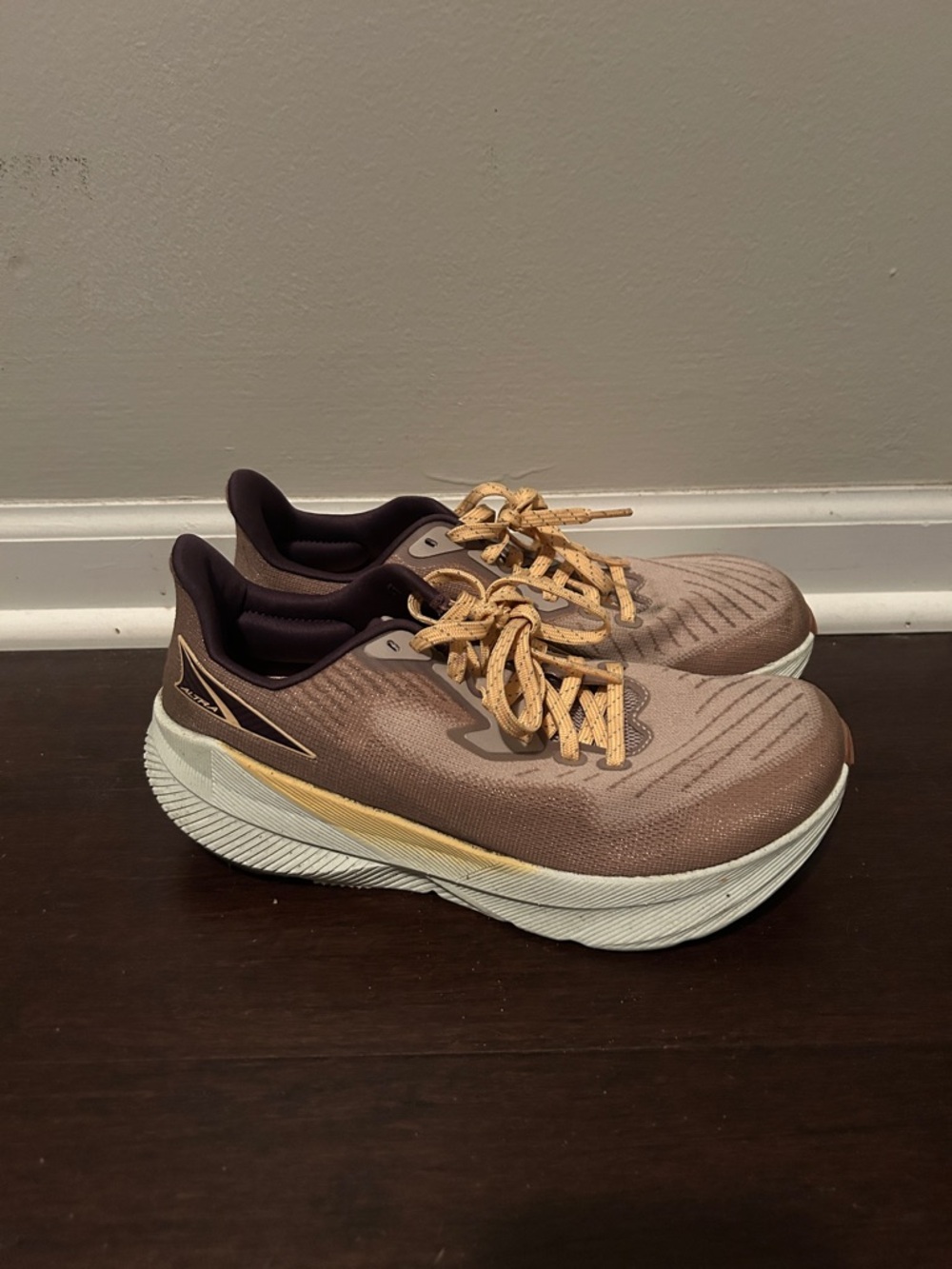 Altra Experience Flow 1 with Gold Accents size 7